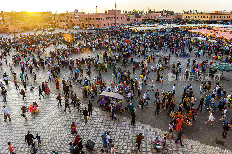 晚上Djemaa El Fna广场与库图比亚清真寺，马拉喀什，摩洛哥